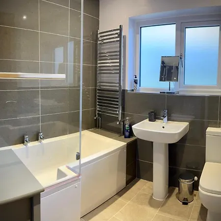 Dom wakacyjny 3-bedroom Bungalow, With Parking *